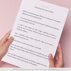 Puede incluir: Una hoja de papel blanca con texto negro que describe una meditaci&oacute;n guiada para despertar a tu diosa interior. El texto incluye instrucciones para encontrar una posici&oacute;n c&oacute;moda, cerrar los ojos y concentrarse en la respiraci&oacute;n. El papel est&aacute; siendo sostenido por manos.