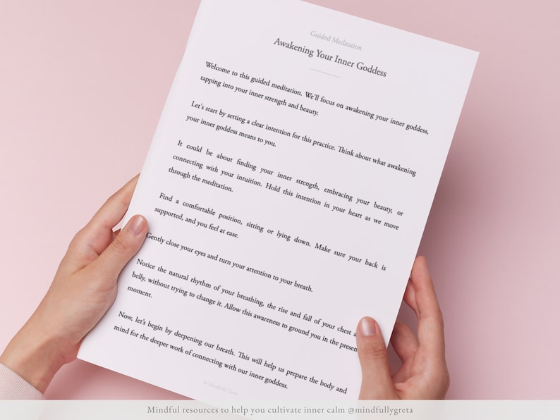Puede incluir: Una hoja de papel blanca con texto negro que describe una meditaci&oacute;n guiada para despertar a tu diosa interior. El texto incluye instrucciones para encontrar una posici&oacute;n c&oacute;moda, cerrar los ojos y concentrarse en la respiraci&oacute;n. El papel est&aacute; siendo sostenido por manos.