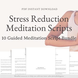 Könnte beinhalten: Ein digitaler Download von 10 geführten Meditationsskripten zur Stressreduktion. Das Bild zeigt eine Person in einem weißen Tanktop mit den Händen in einer Gebetsposition. Der Text "Stress Reduction Meditation Scripts" und "10 Guided Meditation Script Bundle" ist in schwarzer Schrift auf weißem Hintergrund dargestellt.