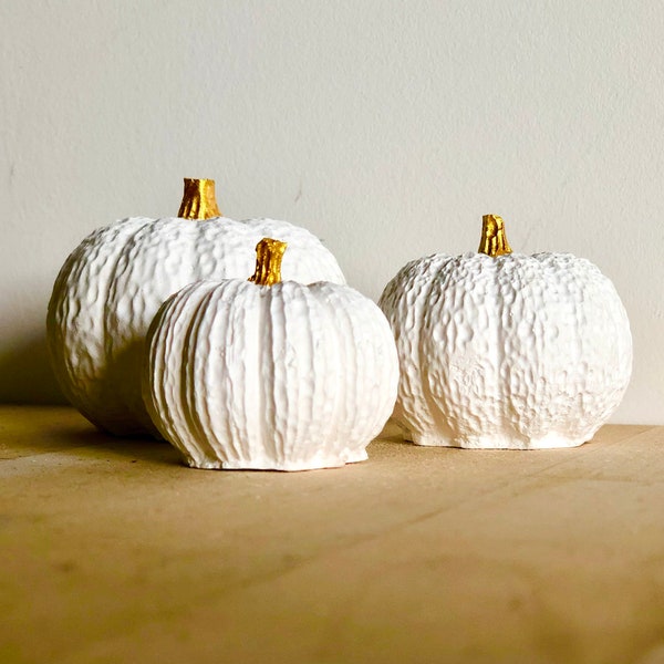 Ensemble de trois citrouilles blanches avec des tiges d'or, décorations d'Halloween, décoration d'automne fait main