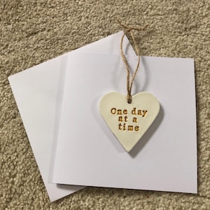 Eén dag tegelijk, Sympathie-cadeaubon, Denk aan jou, familie en vrienden, Blijf sterk, Decoratie hart aandenken, Liefde sturen, Moeilijke tijd
