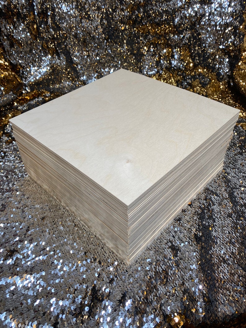 K&ouml;nnte beinhalten: Ein Stapel unfertiger, hellbrauner Holzquadrate. Das Holz ist glatt und hat eine nat&uuml;rliche Maserung.