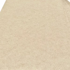 K&ouml;nnte beinhalten: Ein Stapel beigefarbener Bastelpapierb&ouml;gen. Das Papier hat eine leicht raue Textur.