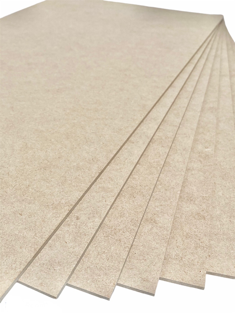 K&ouml;nnte beinhalten: Ein Stapel aus sechs beigefarbenen, unbehandelten Holzplatten. Die Platten sind glatt und haben eine leicht strukturierte Oberfl&auml;che.