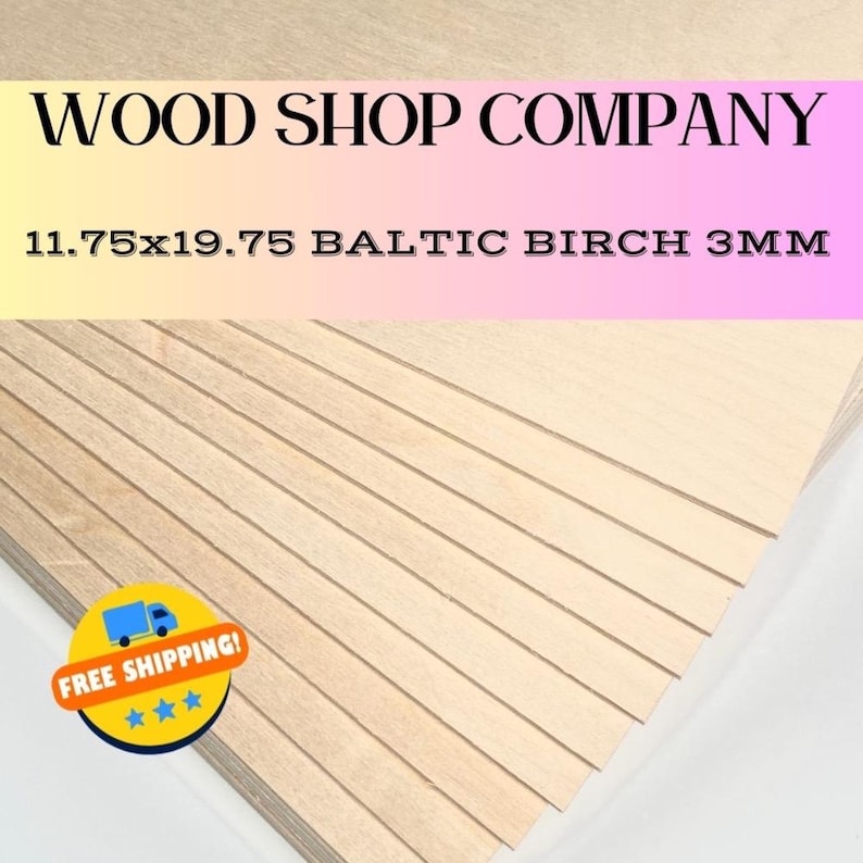 Op de afbeelding: Lichtgekleurde Baltische berkenhouten platen, 29,8 x 50,2 cm groot en 3 mm dik, met zichtbare houtnerf. De tekst "WOOD SHOP COMPANY" en "11.75x19.75 BALTIC BIRCH 3MM" worden weergegeven. Een ronde sticker met een vrachtwagen en de woorden "FREE SHIPPING!" staat linksonder.