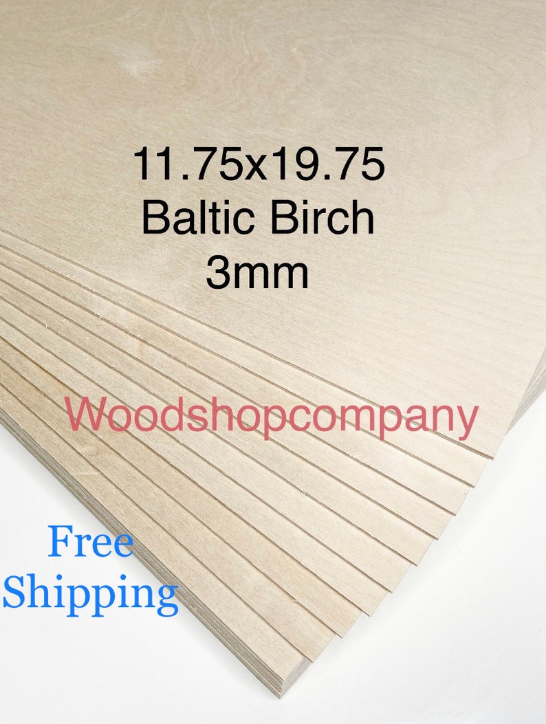 Op de afbeelding: Een stapel Baltisch berken multiplex platen. De tekst op de afbeelding luidt "11.75x19.75 Baltic Birch 3mm" en "Woodshopcompany". De platen hebben een lichte houtnerf-uitstraling.