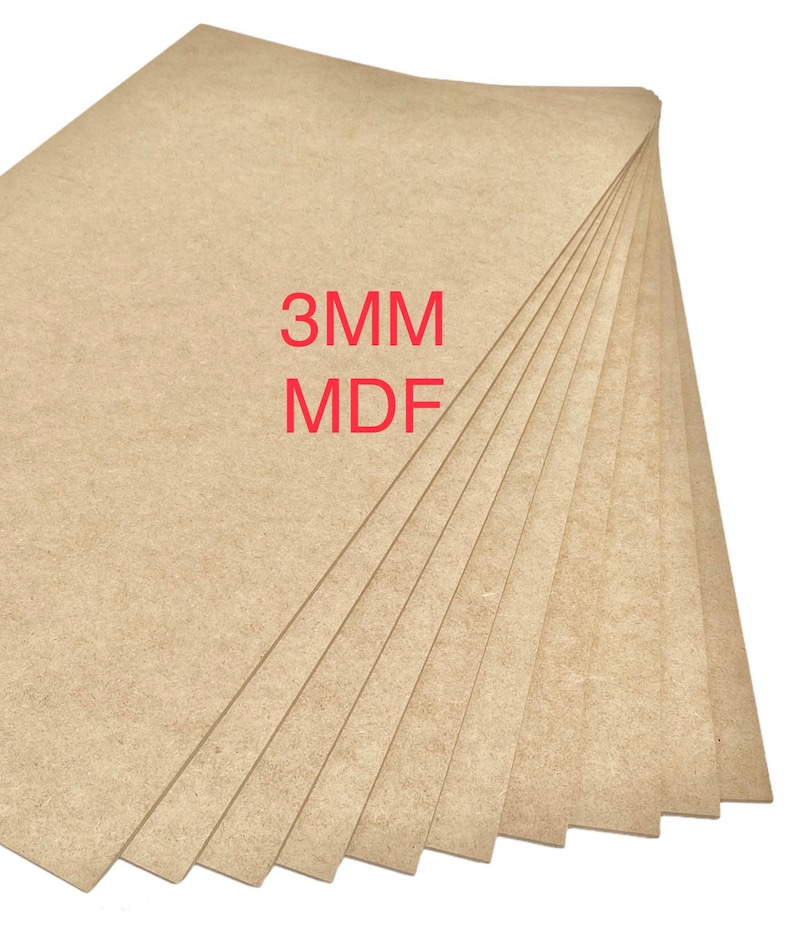 K&ouml;nnte beinhalten: Ein Stapel aus 3 mm MDF-Holzplatten. Die Platten sind hellbraun und haben eine glatte Oberfl&auml;che.