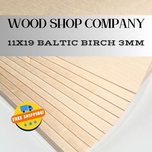 Op de afbeelding: Stapel van 11x19 inch Baltische berkenhouten multiplexplaten, 3 mm dik. Het hout is lichtbruin en heeft een glad oppervlak. Gratis verzending.