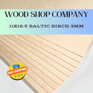 Op de afbeelding: Lichtgekleurde Baltische berkenhouten platen. De tekst op de afbeelding luidt "WOOD SHOP COMPANY" en "11X19.5 BALTIC BIRCH 3MM". Een gele sticker met een blauwe vrachtwagen en de woorden "FREE SHIPPING!" staat in de linker benedenhoek.