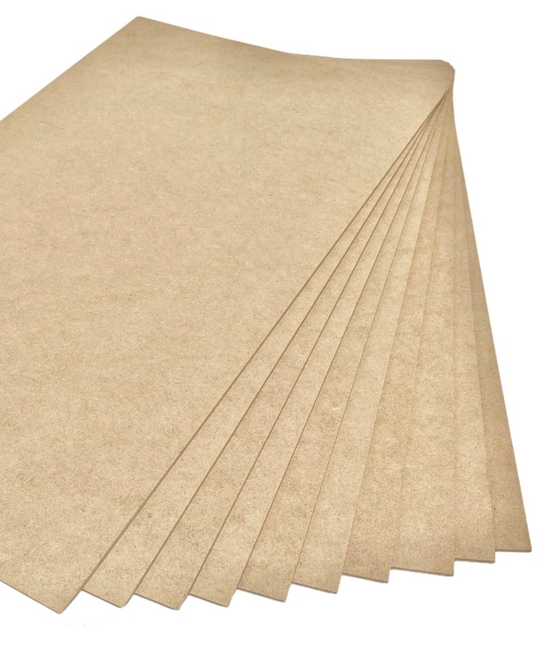 K&ouml;nnte beinhalten: Ein Stapel aus 10 unlackierten, hellbraunen MDF-Platten (mitteldichte Faserplatte).