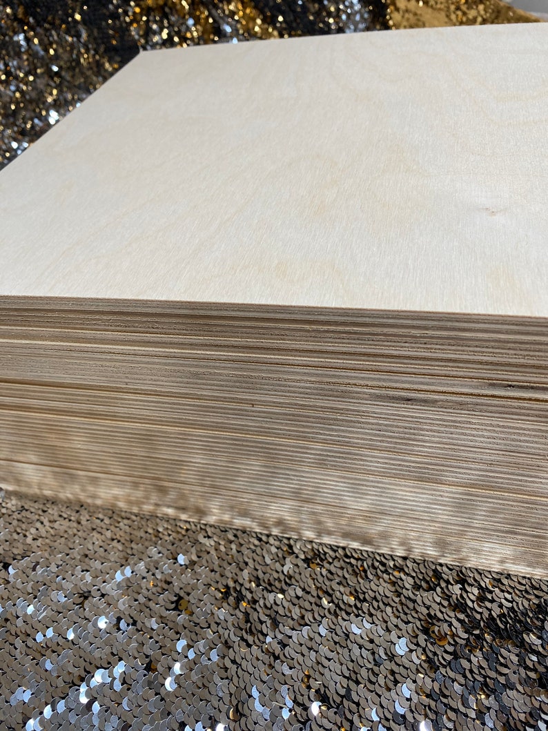 K&ouml;nnte beinhalten: Ein Stapel unfertiger, hellbrauner Holzplatten. Die Platten sind glatt und haben eine nat&uuml;rliche Holzmaserung.