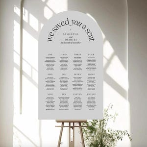 Eleganter Schieferbogen Sitzplan für Hochzeiten und Events