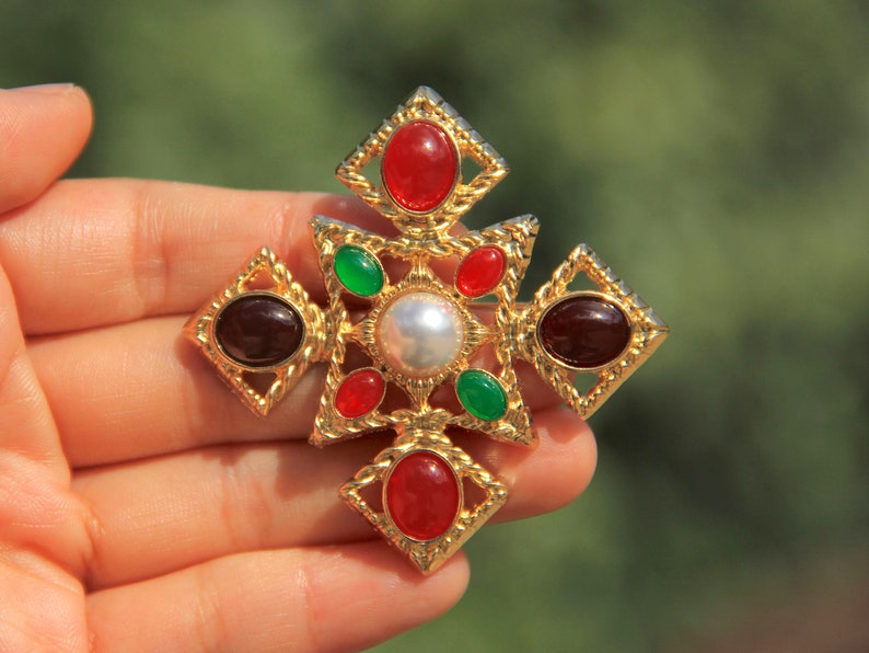Classical Jewelry Gold Brooch Red Cross Red Green Black Baroque Art Deco