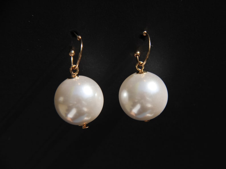 Series BONBONS Earrings Cute Clous Petit Creole Golden Pearl 18mm White