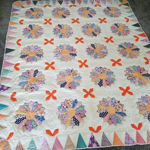 Hand made, hand stitched, beautiful Dresden Plate Quilt
