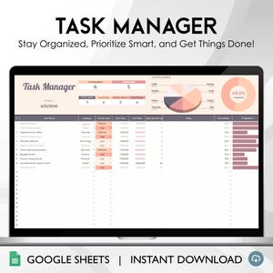 Könnte beinhalten: Ein Screenshot einer Google Sheet-Tabelle mit dem Titel "Task Manager" in einem rosa und grauen Farbschema. Die Tabelle soll Benutzern helfen, Aufgaben zu organisieren und zu priorisieren. Die Tabelle enthält Spalten für Aufgabenname, Kategorie, Prioritätsstufe, Startdatum, Fälligkeitsdatum, Notizen, % abgeschlossen und Fortschritt. Die Tabelle enthält auch ein Kreisdiagramm, das die Verteilung der Aufgaben nach Kategorien zeigt, und ein Balkendiagramm, das den Fortschritt der Aufgaben zeigt.