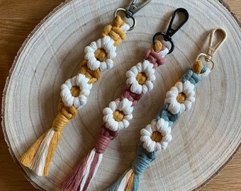 Daisy macrame keychain double daisy | Macrame keychain | Macrame keyring | Macrame wristlet keychain | Macrame decoration | Flower macrame
