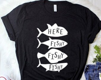 Hier Fishy Fishy Fishy SVG, visserij SVG, zomer SVG, vakantie SVG, grappige visserij SVG, vis SVG, visserij zeggen SVG PNG-bestand