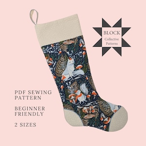 Peut inclure: Un patron de couture PDF pour une chaussette de Noël représentant une scène de forêt avec des renards et des champignons. Le patron est facile à réaliser et est disponible en deux tailles. Le patron est de Block Collective Patterns.