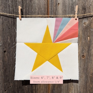Könnte beinhalten: Ein gelber Stern-Patchworkblock mit einem Regenbogen aus Stoffstreifen in Rosa, Pfirsich, Blau und Lila. Der Text unter dem Block lautet "Größen: 6", 7", 8" & 9" Nahtzugabe 1/4".