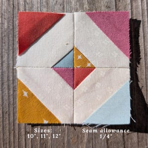 Può includere: Un blocco di trapuntatura quadrato in tessuto con un design geometrico. Il blocco presenta triangoli in rosso, rosa, giallo e azzurro, su sfondo bianco. Il testo "Sizes: 10", 11", 12"" e "Seam allowance 1/4"" è visibile.