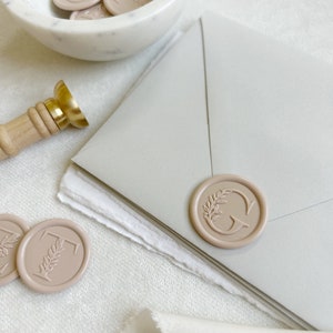 Lacre de cera com inicial floral - Adesivo de lacre de cera com monograma de inicial única - Adesivo com detalhes serifados para envelope - Adesivo de lacre de cera botânico