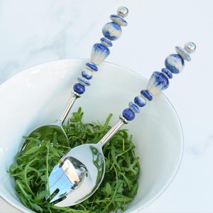 Cubiertos para ensalada con asas de cerámica azul