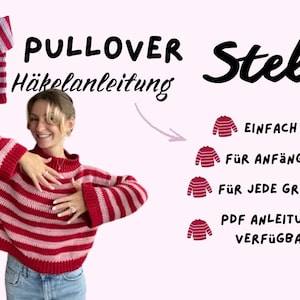 Op de afbeelding: Een rood-roze gestreepte trui met een hoge hals en lange mouwen. De afbeelding bevat de tekst "PULLOVER Stella Häkelanleitung" en andere tekst in het Duits. De trui wordt door een persoon gedragen.