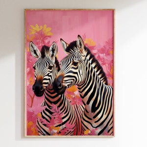 K&ouml;nnte beinhalten: Zwei Zebras mit schwarzen und wei&szlig;en Streifen sind vor einem rosa Hintergrund mit rosa und gelben Blumen abgebildet. Die Zebras schauen sich an und ihre K&ouml;pfe ber&uuml;hren sich.