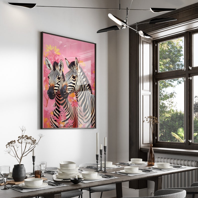 K&ouml;nnte beinhalten: Eine gerahmte Illustration von zwei Zebras mit schwarzen und wei&szlig;en Streifen vor einem rosa Hintergrund mit rosa Blumen. Die Zebras schauen sich an.