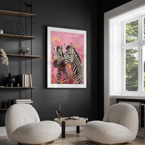 K&ouml;nnte beinhalten: Zwei Zebras mit schwarzen und wei&szlig;en Streifen stehen in einer rosafarbenen Blumenumgebung eng beieinander. Die Zebras schauen sich an. Der Hintergrund ist rosa mit wei&szlig;en Blumen.