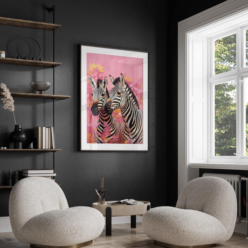 K&ouml;nnte beinhalten: Zwei Zebras mit schwarzen und wei&szlig;en Streifen stehen in einer rosafarbenen Blumenumgebung eng beieinander. Die Zebras schauen sich an. Der Hintergrund ist rosa mit wei&szlig;en Blumen.