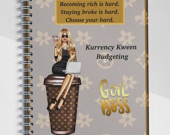 Peut inclure: Un carnet à spirales avec un fond gris et un motif floral. La couverture présente une illustration de dessin animé d'une femme assise sur une grande tasse de café avec un ordinateur portable. Le texte sur la couverture est "Becoming rich is hard. Staying broke is hard. Choose your hard. Kurrency Kween Budgeting Girl Boss".