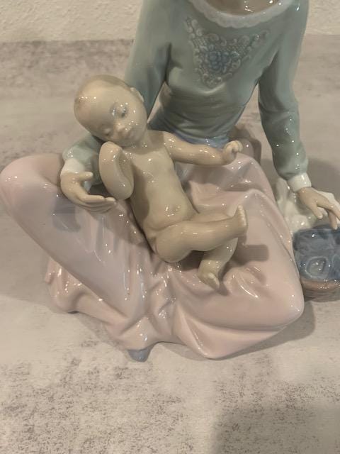 リヤドロ DRESSING THE BABY Lladro Dressing the Baby (retired 5845) - Etsy