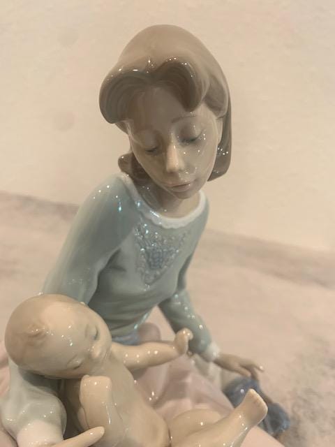 リヤドロ DRESSING THE BABY Lladro 5845 DRESSING THE BABY Pricing and Reference Guide