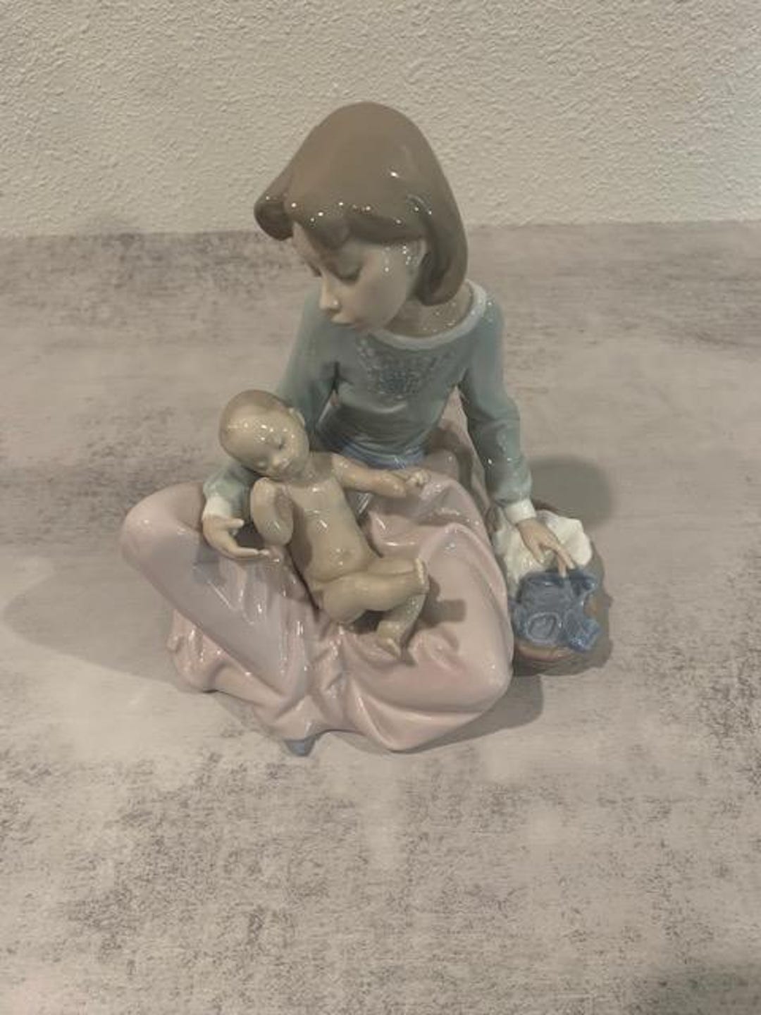 リヤドロ DRESSING THE BABY Amazon.com: LLADRÓ Figurine: 5845 Dressing The Baby : Home