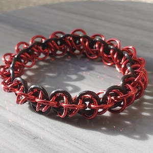 Rhea (Röd) - Kedjebrynja Stretcharmband