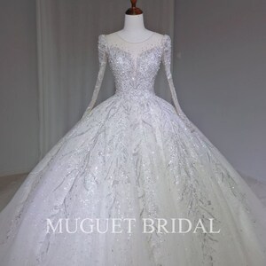 Vestido de novia de lujo con cuentas y mangas largas, brillante y glamuroso, con escote en V, estilo princesa hada y lentejuelas brillantes. imagen 2
