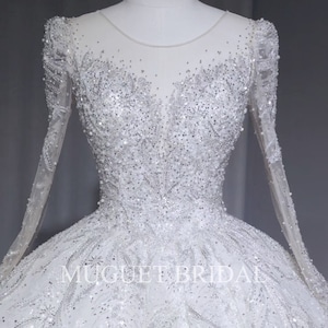 Vestido de novia de lujo con cuentas y mangas largas, brillante y glamuroso, con escote en V, estilo princesa hada y lentejuelas brillantes. imagen 3