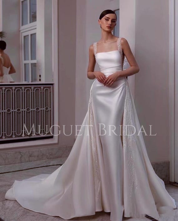 Abito da sposa aderente e svasato in raso con scollo quadrato e