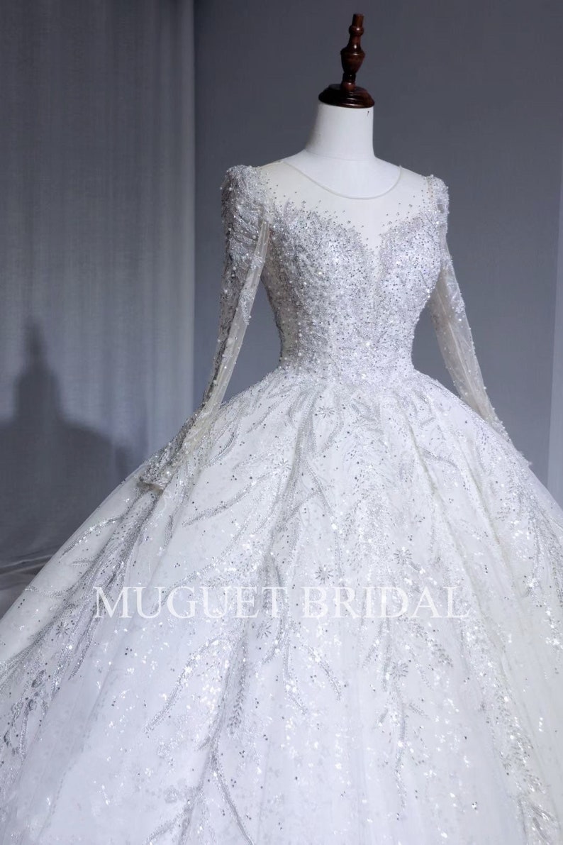 Vestido de novia de lujo con cuentas y mangas largas, brillante y glamuroso, con escote en V, estilo princesa hada y lentejuelas brillantes. imagen 1