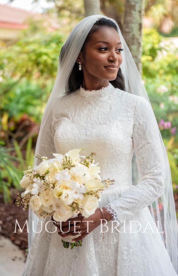 Abito da sposa classico a trapezio con collo alto in pizzo