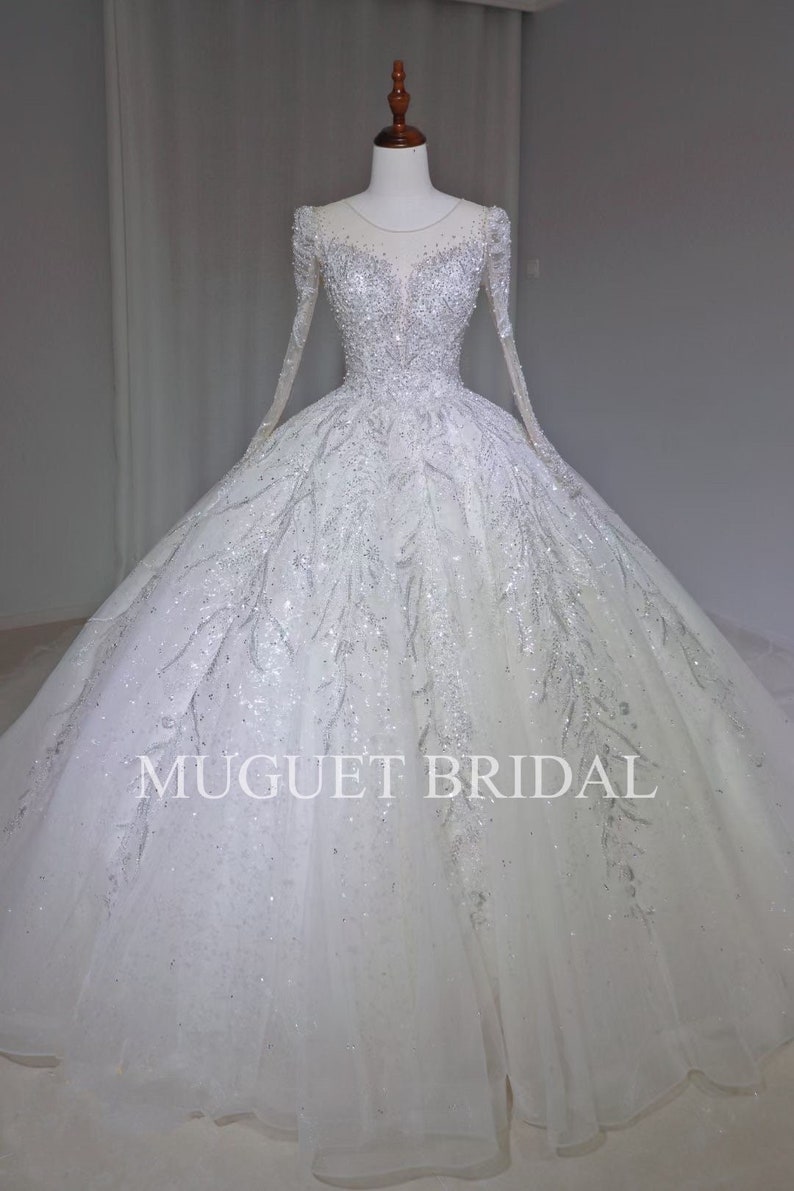 Vestido de novia de lujo con cuentas y mangas largas, brillante y glamuroso, con escote en V, estilo princesa hada y lentejuelas brillantes. imagen 2