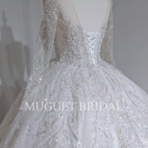 Vestido de novia de lujo con cuentas y mangas largas, brillante y glamuroso, con escote en V, estilo princesa hada y lentejuelas brillantes. imagen 4