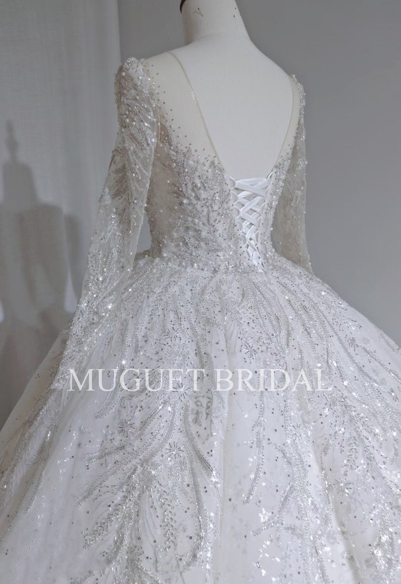Vestido de novia de lujo con cuentas y mangas largas, brillante y glamuroso, con escote en V, estilo princesa hada y lentejuelas brillantes. imagen 4