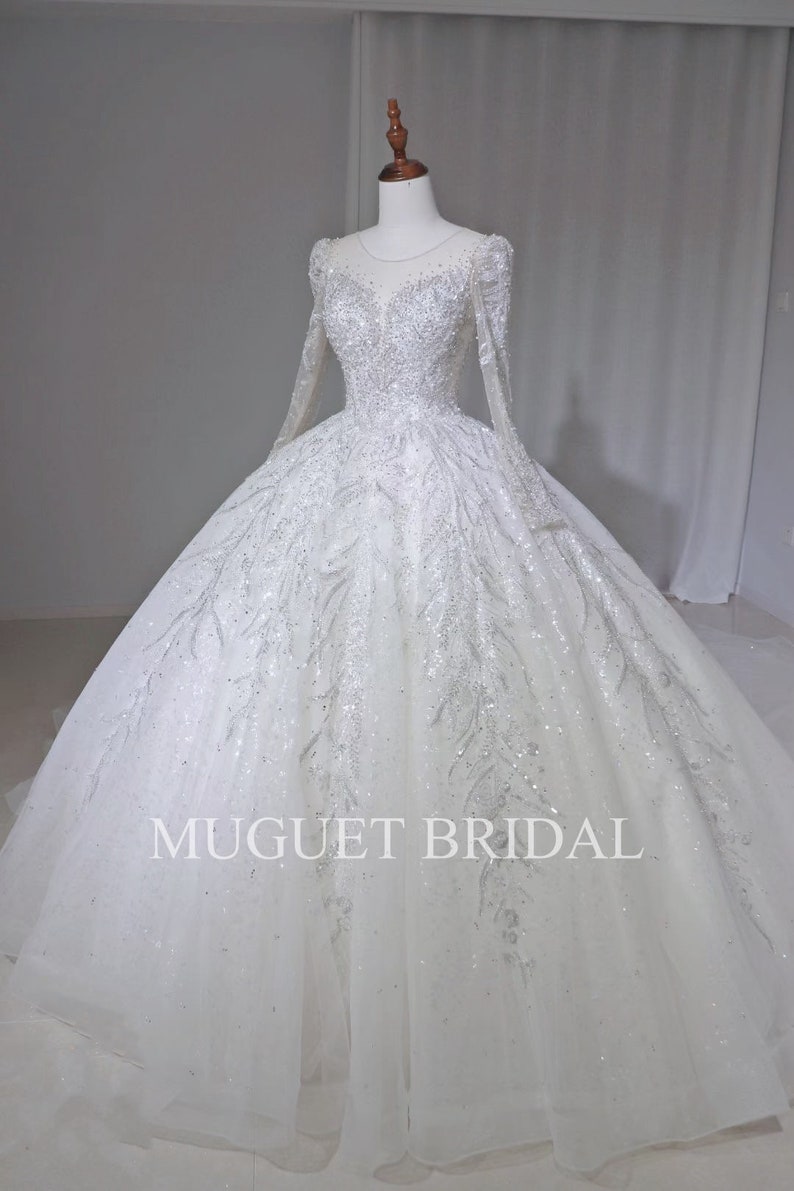 Vestido de novia de lujo con cuentas y mangas largas, brillante y glamuroso, con escote en V, estilo princesa hada y lentejuelas brillantes. imagen 7