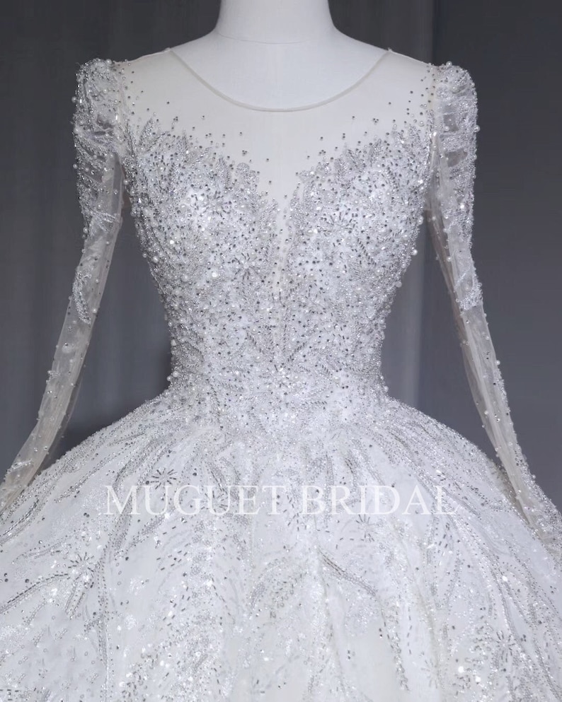 Vestido de novia de lujo con cuentas y mangas largas, brillante y glamuroso, con escote en V, estilo princesa hada y lentejuelas brillantes. imagen 3