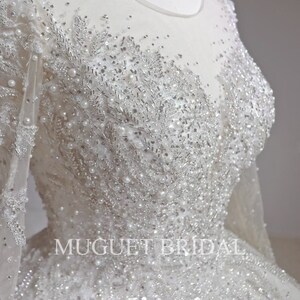 Vestido de novia de lujo con cuentas y mangas largas, brillante y glamuroso, con escote en V, estilo princesa hada y lentejuelas brillantes. imagen 6