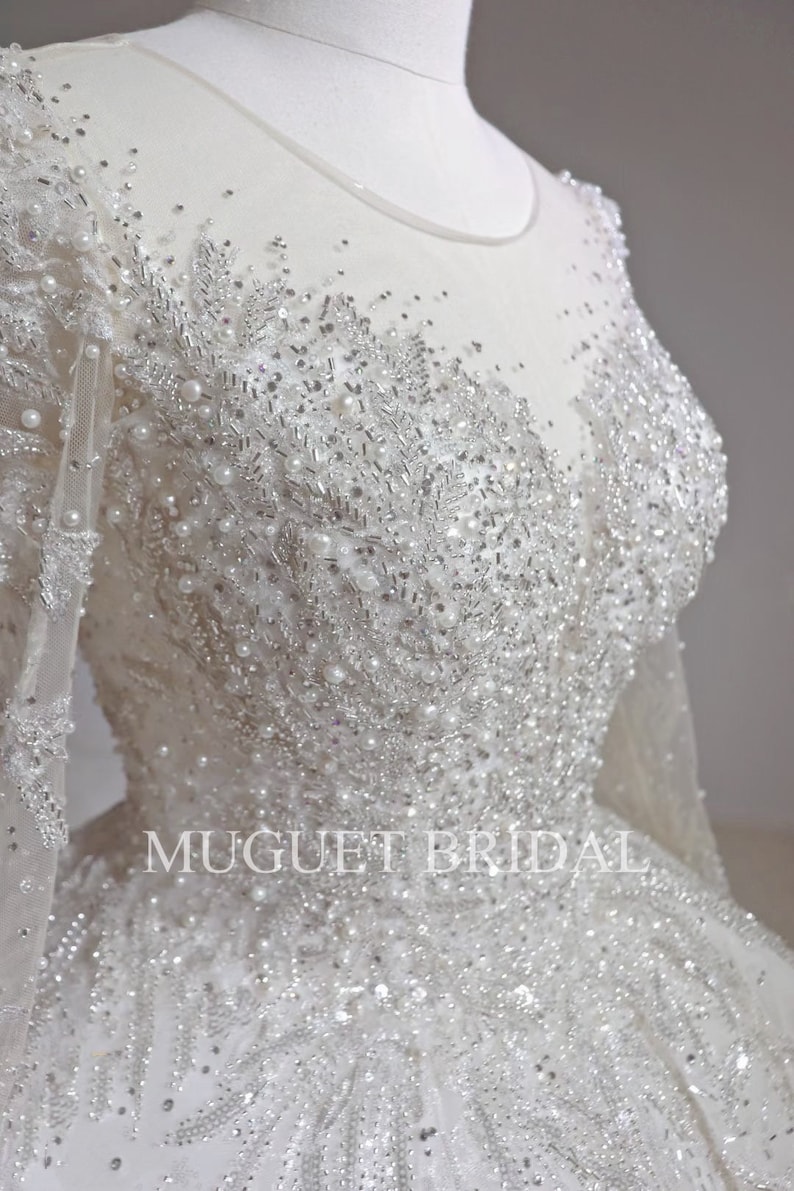 Vestido de novia de lujo con cuentas y mangas largas, brillante y glamuroso, con escote en V, estilo princesa hada y lentejuelas brillantes. imagen 6