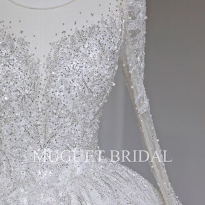 Vestido de novia de lujo con cuentas y mangas largas, brillante y glamuroso, con escote en V, estilo princesa hada y lentejuelas brillantes. imagen 5